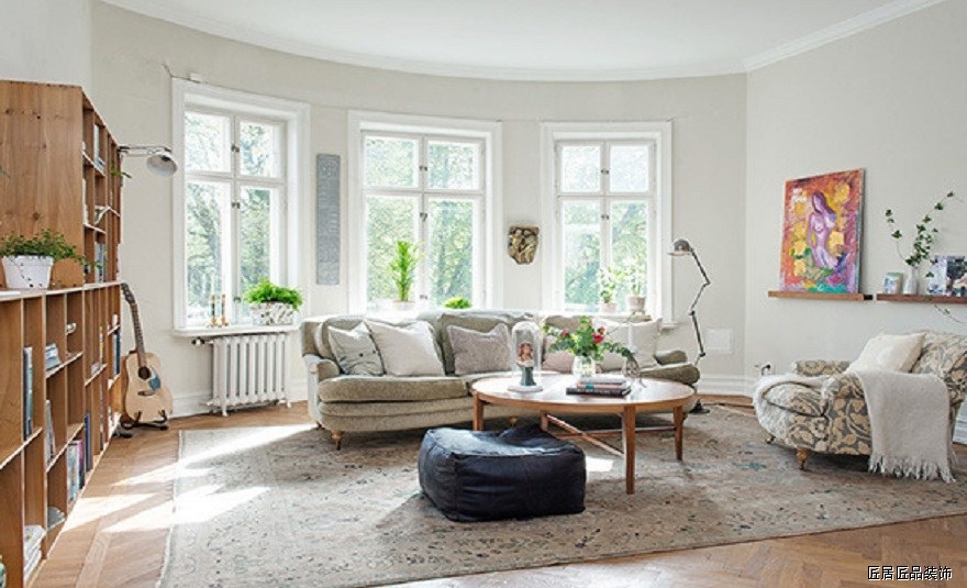 寬敞的客廳捎帶一(yī)點弧形，顯得更加優雅，三扇窗戶透進明媚的陽光。