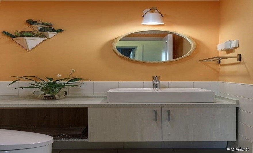 溫暖的黃色系色彩賦予了衛生(shēng)間新的生(shēng)命力。在室内家具的選擇上，抛棄了傳統家具的繁複，直角的線和面勾畫出一(yī)種簡單的美，強調簡單結構與舒适功能的完美結合。

