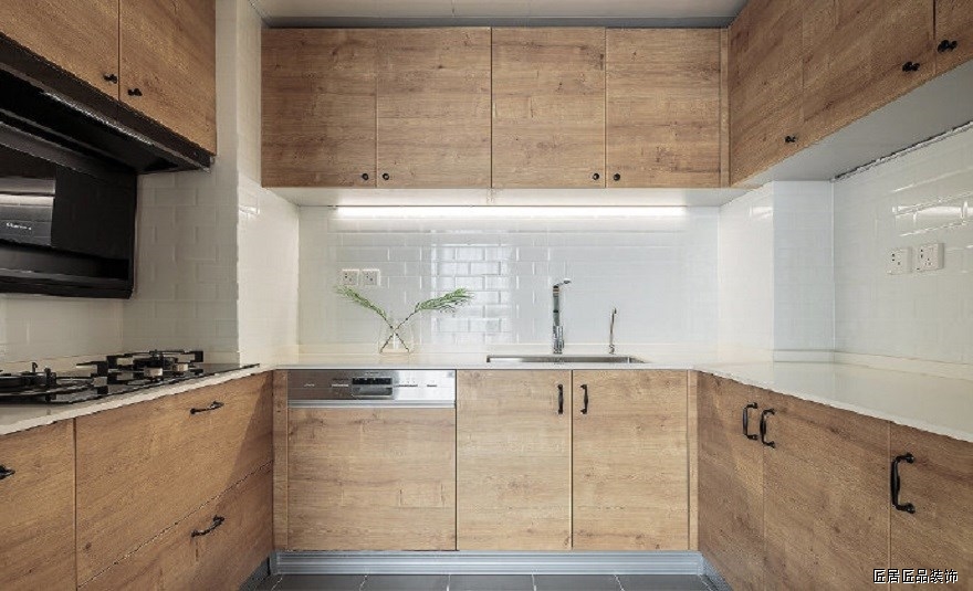 廚房做了U字型操作台，合理利用空間，櫥櫃采用木色系。