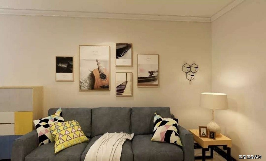 沙發背景牆的挂畫可以豐富牆壁的内容，更具時尚感。邊幾和小(xiǎo)台燈可以作爲小(xiǎo)小(xiǎo)的休閑角，也可以輔助客廳的照明。布藝沙發柔軟親膚，視覺感受也更親和。