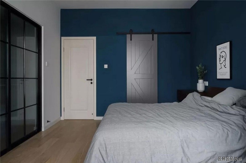 主卧用了孔雀藍(lán)色的牆漆，空間安靜沉穩，非常适合睡眠。