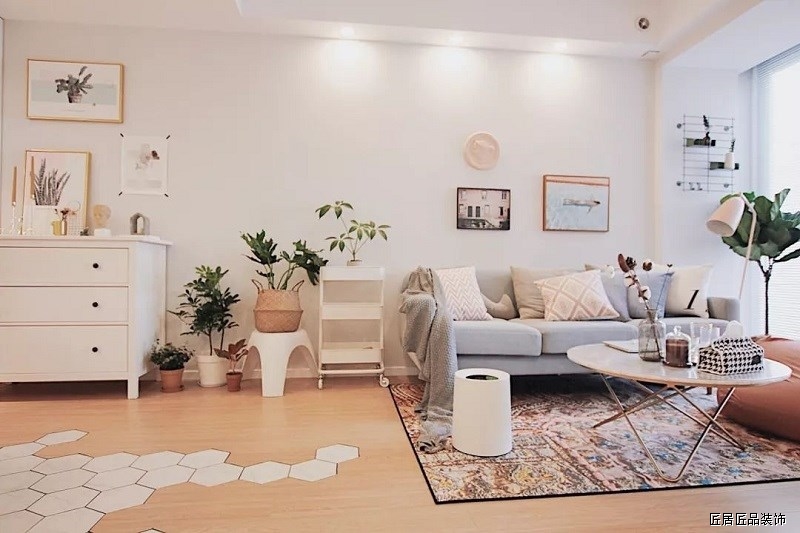 整體(tǐ)以精緻舒适的家具與軟裝布置，在巧妙的空間布局利用後，顯得清新宜居令人輕松舒适。淺灰色布藝沙發，配以背景牆上簡潔優雅的裝飾畫，整個空間自然而又(yòu)舒适。