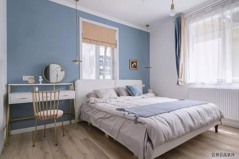 客廳的次卧，另一(yī)面是就寝區，藍(lán)白(bái)基調的房間給人清爽舒适的視覺感，再加上雙面采光更加宜居