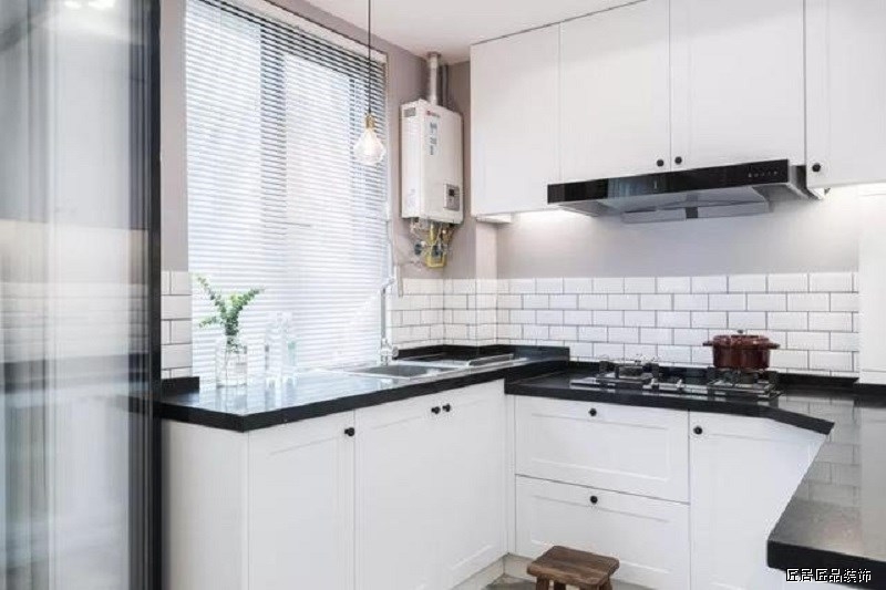 廚房 因爲戶型和空間的原因，廚房設計成了半包圍的形式，呈U字型，黑色的大(dà)理石台面和白(bái)色的櫥櫃是經典搭配，清洗區、烹饪區分(fēn)區明顯。